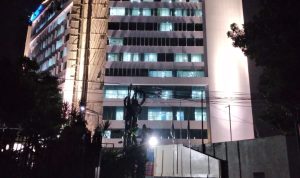 Baru Saja Diresmikan Presiden Joko Widodo Dinding Luar RS Mayapada Bandung Ambrol Hujan deras disertai angin kencang mengakibatkan mengalami kerusakan pada bagian dinding pada RS Mayapada Kota Bandung.