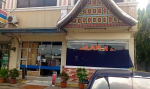 Potret salah satu rumah makan dengan tirai di depannya