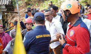 Atang Trisnanto bersama Wakil Ketua I DPRD Kota Bogor, Jenal Mutaqin dan anggota DPRD Kota Bogor, Sri Kusnaeni serta Mardiyanto turun meninjau lokasi bencana longsor yang terjadi di Kelurahan Empang, Kecamatan Bogor Selatan