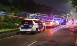 Satlantas Polresta Bogor Kota saat berpatroli sambil membangunkan sahur. (Yudha Prananda / Jabar Ekspres)