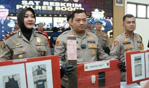 Kapolres Bogor saat menunjukkan barang bukti tersangka pembunuhan. Foto : Sandika Fadilah/ Jabarekspres.com