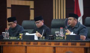 Ketua DPRD Kota Bogor, Atang Trisnanto (pojok kanan) bersama Wali Kota Bogor Bima Arya dan wakilnya Dedie A. Rachim. (Yudha Prananda / Jabar Ekspres)