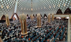 Suasana ramai Masjid Al-Jabbar