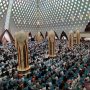 Suasana ramai Masjid Al-Jabbar