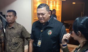 Sepasang Suami-Istri Pelaku Penipuan Travel Umrah Ditangkap Direktur Reserse Kriminal Umum (Dirreskrimum) Polda Metro Jaya Kombes Pol Hengki Haryadi saat diwawancarai di Jakarta, Kamis (23/2/2023).(ANTARA/Ilham Kausar)