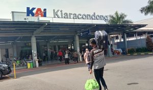 MUSIM MUDIK: Sejumlah penumpang saat mudik lebaran tahun 2022 lalu di stasiun KAI Kiaracondong. (Sandi Nugraha/Jabar Ekspres)