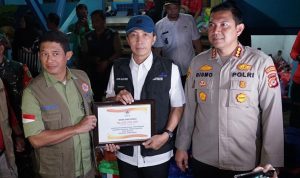 Bantu Korban Longsor Empang, BNPB Gelontorkan Rp 500 Juta Kepala BNPB RI, Letjen TNI Suharyanto secara simbolis menyerahkan sejumlah bantuan untuk para pengungsi di SMPN 9 Kota Bogor, diterima oleh Wakil Wali Kota Bogor Dedie A Rachim, Rabu (15/3) Malam. (Yudha Prananda / Jabar Ekspres)