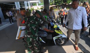 Ketua DPRD Kabupaten Bogor Rudy Susmanto saat memberikan sepada motor di Mako Polres Bogor. Foto: Sandika Fadilah/Jabarekspres.com.