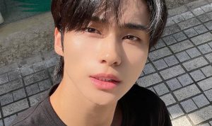Kyoungyoon DKZ menulis permintaan maaf lantaran ia dan keluarganya sempat terlibat dalam agenda gereja sekte sesat JMS. Instagram/@kyoungyoon_dkz.