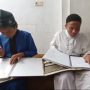 Membaca Al Quran sudah menjadi kewajiban semua umat muslim. Kitab Suci ini merupakan pedoman hidup dan petunjuk yang berisi firman Allah