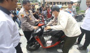 Kapolres Bogor AKBP Iman Imanuddin saat menyerahkan kendaraan milik korban pencurian di Mako Polres Bogor, Cibinong, Kabupaten Bogor, Senin (6/3). Foto : Sandika Fadilah /Jabarekspres.com