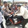 Kapolres Bogor AKBP Iman Imanuddin saat menyerahkan kendaraan milik korban pencurian di Mako Polres Bogor, Cibinong, Kabupaten Bogor, Senin (6/3). Foto : Sandika Fadilah /Jabarekspres.com