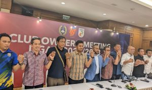 Perwakilan dari 15 klub yang sepakat Liga 2 Indonesia musim 2022-2023 dilanjutkan bergandengan tangan usai rapat pemilik klub (owners' meeting) dengan PSSI dan PT Liga Indonesia Baru (LIB) di Jakarta, Selasa (24/1/2023). (ANTARA/Michael Siahaan)