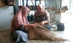 Perempuan yang biasa disapa Sulis ini memiliki usaha warung makan yang terletak tepat di depan pintu masuk pelabuhan