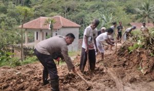 Tanah Longsor Terjadi di Empat Titik di Kecamatan Kutawaringin Peristiwa tanah longsor terjadi di wilayah Desa Sukamulya, Kecamatan Kutawaringin, Kabupaten Bandung pada Rabu Malam Pukul 01.00 WIB