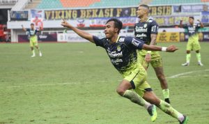 Persib Bandung Sodok Urutan Kedua Klasmen setelah Libas Dewa United 2-1 Persib Bandung berhasil meraih tiga poin dalam lanjutan BRI Liga 1 saat menjamu Dewa United di Stadion Pakansari, Cibinong, Kabupaten Bogor