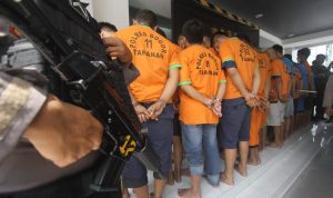 DIAMANKAN : Para tersangka saat diamankan Polres Bogor dalam operasi Kejahatan Kendaraan Bermotor (Jaran) di Mako Polres Bogor, Cibinong, Kabupaten Bogor, Senin (6/3). Foto : Sandika Fadilah/Jabarekspres.com