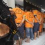 DIAMANKAN : Para tersangka saat diamankan Polres Bogor dalam operasi Kejahatan Kendaraan Bermotor (Jaran) di Mako Polres Bogor, Cibinong, Kabupaten Bogor, Senin (6/3). Foto : Sandika Fadilah/Jabarekspres.com