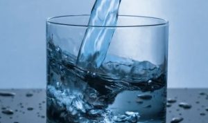Puasa Jangan Lupa Minum Air Mineral! Ada Manfaatnya