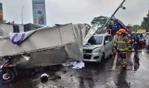 Sebuah Baliho reklame besar yang berada di perempatan Jalan Soekarno Hatta-Jalan Ibrahim Adjie tiba-tiba rubah setelah terjdi hujan angin