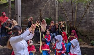 Komunitas Hong, saat memperkenalkan permainan tradisional sunda kepada anak (DOKUMENTASI KOMUNITAS HONG FOR JABAR EKSPRES)