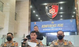 Polri Serius Cegah Masuknya Pakaian Bekas Impor Kepala Biro Penerangan Masyarakat Brigjen Pol. Ahmad Ramadhan (tengah) memberikan keterangan pers di Bareskrim Polri, Jakarta, Senin (27/2/2023). ANTARA/Laily Rahmawaty.