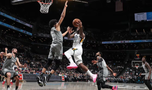 Pemain Utah Jazz mencoba melakukan Lay Up walau dihadang pemain Brooklyn Nets