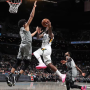 Pemain Utah Jazz mencoba melakukan Lay Up walau dihadang pemain Brooklyn Nets