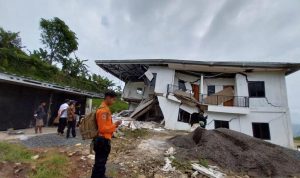 Satu unit vila di Kampung Cibitung, Kecamatan Sukamakmur, Kabupaten Bogor ambruk. (Dok. BPBD Kabupaten Bogor).