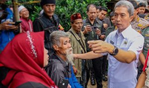 Wakil Wali Kota Bogor Dedie Rachim saat meninjau lokasi bencana longsor di Kampung Sirnasari, Kelurahan Empang, Kecamatan Bogor Selatan, Rabu (15/3). (Yudha Prananda / Jabar Ekspres)