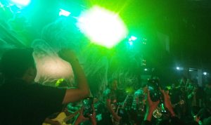 Unit band punk, DT09 saat manggung di Hellprint Monster of Noise III, Disjas Cimahi, belum lama ini. (Nizar/Jabar Ekspres)