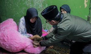 Wali Kota Bogor, Bima Arya saat bertakziah ke rumah duka korban kecelakaan tunggal di Jalan KS Tubun, Kota Bogor. Jabar Ekspres/Yudha Pradana.