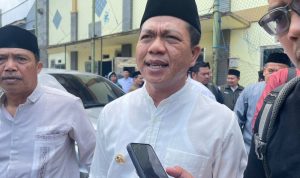 Bupati Bandung Soroti Fasilitas Umum Terdampak Pembangunan Tol Getaci, Pastikan Akan Ditempatkan Sesuai Prosedur Bupati Bandung Dadang Supriatna saat menghadiri acara Jumat Keliling di Masjid Baitul A'Mal kecamatan Baleendah, Kabupaten Bandung. (Agi/Jabarekspres.com)
