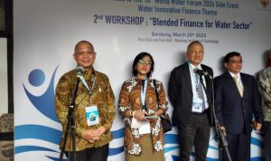 Anggaran Pembangunan Infrastruktur Air Kurang? Pemerintah Rumuskan Skema Pembiayaan dengan Swasta Direktur Jenderal Pembiayaan Infrastruktur Pekerjaan Umum dan Perumahan Rakyat (PUPR) Herry Trisaputra Zuna (kiri), Rektor ITB Reini Djuhraeni Wirahadikusumah (dua dari kiri) dan Sekda Prov Jabar Setiawan Wangsaatmaja saat di workshop rangkaian world water forum 2024. Hendrik Muchlison/Jabar Ekspres.