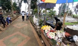 Manfaatkan Tradisi Ziarah Jelang Ramadan, Warga Sekitar TPU Cipageran Berjualan Bunga Manfaatkan Tradisi Ziarah Jelang Ramadan, Warga Sekitar TPU Cipageran Berjualan Bunga
