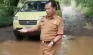 Viral!! Kepala Desa Emosi Minta Pemerintah Perbaiki Jalan Rusak di Perbatasan