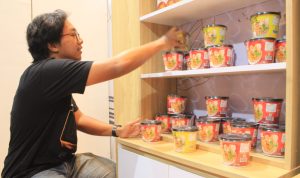 Hilmi, Warga Cijawura Bandung sulap makanan jadul jadi lebih berkelas / Hendrik Muchlison