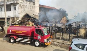 Diduga Konsleting Listrik, Dua Bangunan Toko di Jalan Pasar Rancamanyar Ludes Terbakar