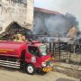 Diduga Konsleting Listrik, Dua Bangunan Toko di Jalan Pasar Rancamanyar Ludes Terbakar