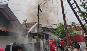 Breaking News! Kebakaran Melanda 1 Rumah di Jalan Sukarajin Bandung, 11 Unit Damkar Dikerahkan Kebaran terjadi di Jalan Sukarajin Kota Bandung, 11 Unit Damkar Dikerahkan / Mg1