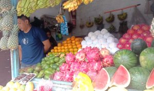 Hari Pertama di Bulan Ramadan, Harga Bahan Baku Takjil Naik, Pedagang Pasar Cibiuk Bandung: Hampir 20 sampai 30 Persen Harga bahan baku takjil meningkat drastis di pasar Cibiuk / Fahminah