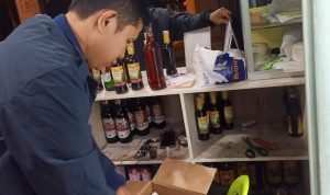 Jajaran Polresta Bogor Kota saat menggeledah toko yang menjual miras di kawasan Warung Jambu, Tanah Sareal. (Yudha Prananda / Jabar Ekspres)