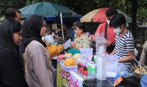 Kondisi Jalan Pusdai yang ramai pedagang dan pembeli jelang buka puasa / Hendrik Muchlison