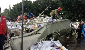 Breaking News! Reklame Berukuran Besar di Persimpangan Samsat Kircon Bandung Rubuh, Tiga Kendaraan Rusak Parah Salah seorang petugas tengah melakukan evakuasi reklame yang menimpa kendaraan di Simpang Samsat Bandung. Sabtu (25/3). Foto. Sandi Nugraha.