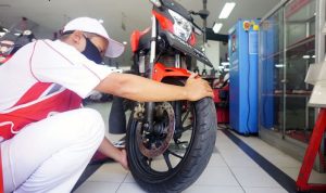 Cek Selalu Kondisi Tekanan Angin Ban Sepeda Motor