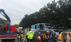 Imbas papan reklame rubuh, area sekitaran simpang samsat mengalami kemacetan (Sadam Husen/Jabar Ekspres)