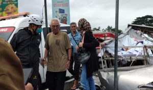 Sopir Mobil yang selamat dalam kejadian robohnya baliho di Simpang Empat Soekarno Hatta/ Hendrik Muclison