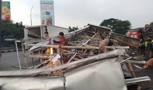 Proses evakuasi papan reklame yang roboh di Simpang Samsat, Kiaracondong tepatnya di Jalan Soekarno Hatta, Kota Bandung. (Yanuar/Jabar Ekspres)