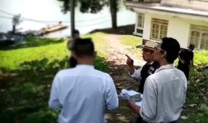 Gubernur Jawa Barat Ridwan Kamil saat meninjau salahsatu lokasi yang akan didirikan Masjid di KEK Lido City, Cigombong, Kabupaten Bogor, Jumat (31/3). (Yudha Prananda / Jabar Ekspres)