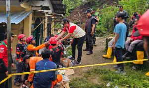 Wakil Ketua II DPRD Kota Bogor, Dadang Iskandar Danubrata (Rompi Putih) saat menyemangati tim BPBD yang tengah bertugas di lokasi bencana longsor. (Yudha Prananda / Jabar Ekspres)